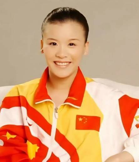 皇冠官方-瘫痪28年桑兰现状：45岁仍白皙漂亮，嫁资产千万老公，儿子已12岁|黄健|全运会|跳马|摘金|体操_新浪体育_新浪新闻